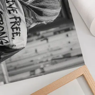 Plakatas juodas švarkas su užrašais, stipria kompozicija ir kontrastu