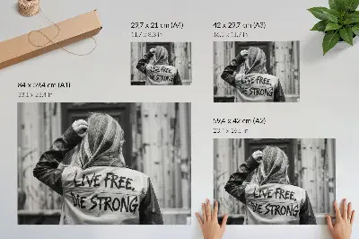 Plakatas juodas švarkas su užrašais, stipria kompozicija ir kontrastu