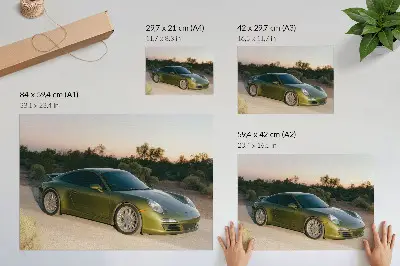 Spauda ant drobės žalias sportinis automobilis dykumos saulėlydyje