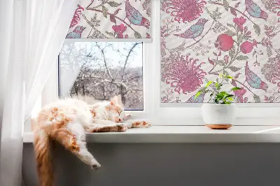 Roletai langams Spalvingi paukščiai tarp gėlių