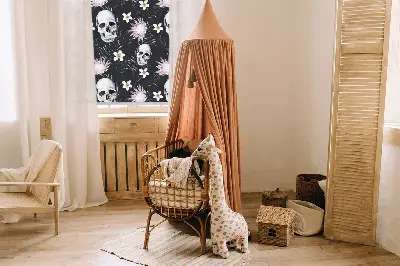 Roletai langams Kaukolės tarp gėlių