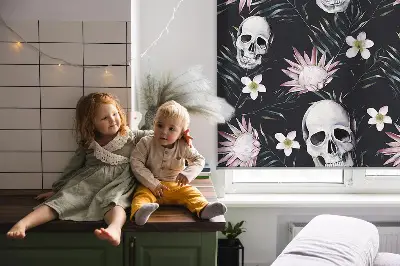 Roletai langams Kaukolės tarp gėlių