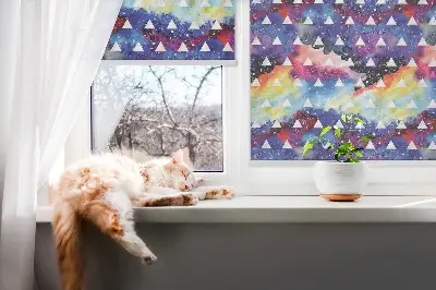 Medžiaginiai užtemdantys roletai Balti trikampiai spalvotame fone