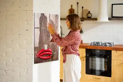 Magnetinė sauso valymo lenta su čili pipirų ant medinės lentos motyvu