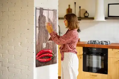 Magnetinė sauso valymo lenta su čili pipirų ant medinės lentos motyvu
