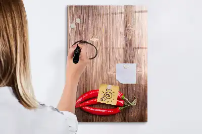 Magnetinė sauso valymo lenta su čili pipirų ant medinės lentos motyvu