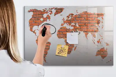 Magnetinė rašymo lenta pasaulio žemėlapis ant plytų