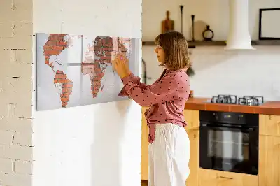 Magnetinė rašymo lenta pasaulio žemėlapis ant plytų