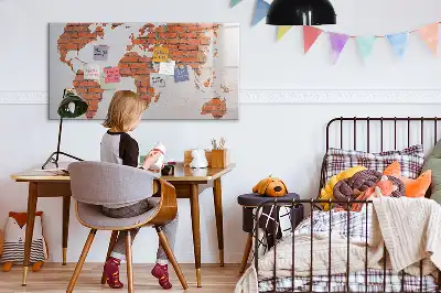 Magnetinė rašymo lenta pasaulio žemėlapis ant plytų