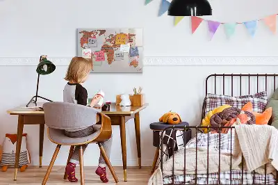 Magnetinė rašymo lenta pasaulio žemėlapis ant plytų