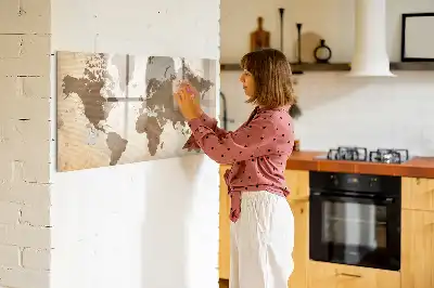 Magnetinė rašymo lenta su nupieštu pasaulio žemėlapiu