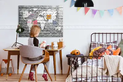 Magnetinė rašymo lenta pasaulio žemėlapis ant plytų