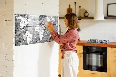 Magnetinė rašymo lenta pasaulio žemėlapis ant plytų