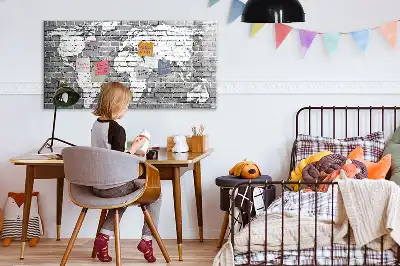 Magnetinė rašymo lenta pasaulio žemėlapis ant plytų