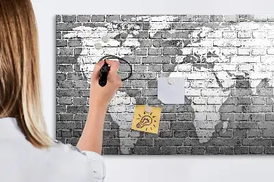 Magnetinė rašymo lenta pasaulio žemėlapis ant plytų