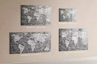 Magnetinė rašymo lenta pasaulio žemėlapis ant plytų
