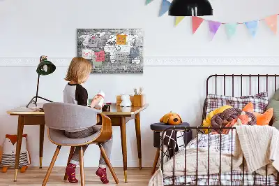 Magnetinė rašymo lenta pasaulio žemėlapis ant plytų