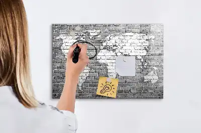 Magnetinė rašymo lenta pasaulio žemėlapis ant plytų