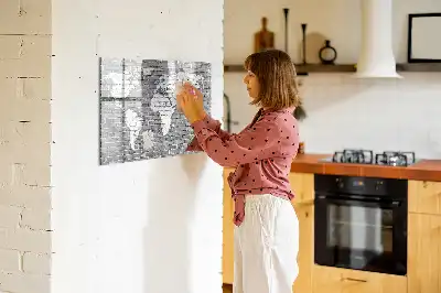 Magnetinė rašymo lenta pasaulio žemėlapis ant plytų