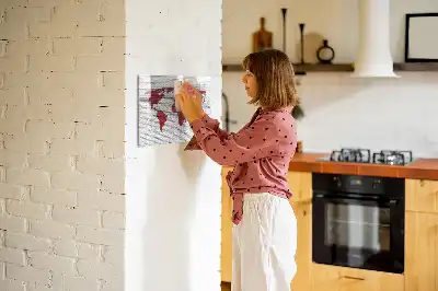 Magnetinė piešimo lenta su pasaulio žemėlapio ant plytų sienos motyvu