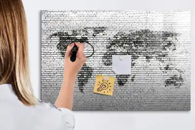 Magnetinė rašymo lenta pasaulio žemėlapis ant plytų sienos