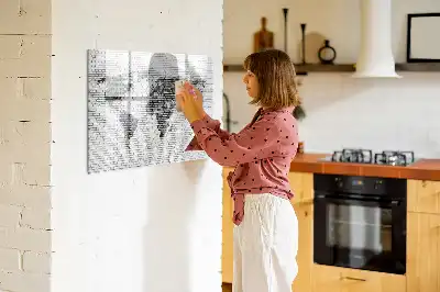 Magnetinė rašymo lenta pasaulio žemėlapis ant plytų sienos