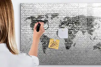 Magnetinė rašymo lenta pasaulio žemėlapis ant plytų sienos