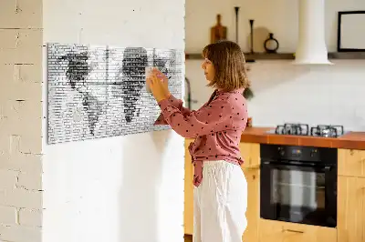 Magnetinė rašymo lenta pasaulio žemėlapis ant plytų sienos