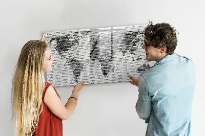 Magnetinė rašymo lenta pasaulio žemėlapis ant plytų sienos