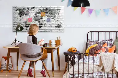 Magnetinė rašymo lenta pasaulio žemėlapis ant plytų sienos