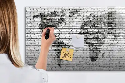Magnetinė rašymo lenta pasaulio žemėlapis ant plytų sienos