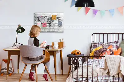 Magnetinė rašymo lenta pasaulio žemėlapis ant plytų sienos
