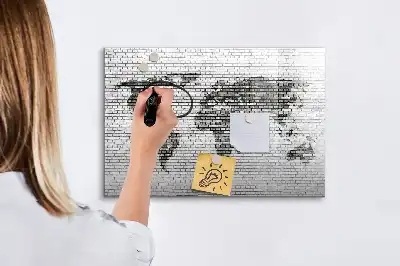 Magnetinė rašymo lenta pasaulio žemėlapis ant plytų sienos