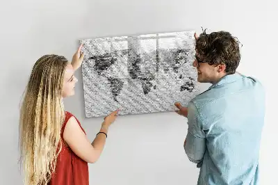 Magnetinė rašymo lenta pasaulio žemėlapis ant plytų sienos