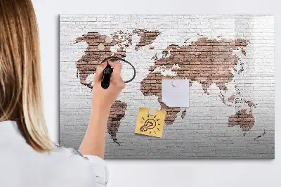 Magnetinė rašymo lenta pasaulio žemėlapis ant plytų