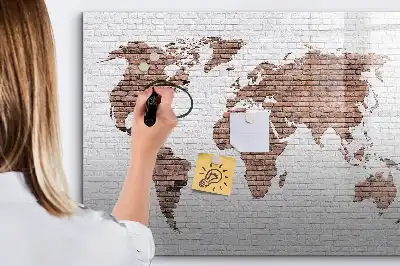 Magnetinė rašymo lenta pasaulio žemėlapis ant plytų