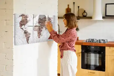 Magnetinė rašymo lenta pasaulio žemėlapis ant plytų