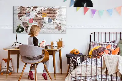 Magnetinė rašymo lenta pasaulio žemėlapis ant plytų