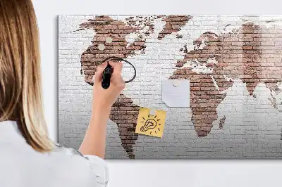Magnetinė rašymo lenta pasaulio žemėlapis ant plytų
