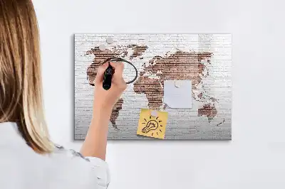 Magnetinė rašymo lenta pasaulio žemėlapis ant plytų