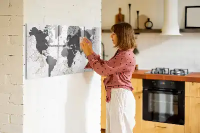Magnetinė rašymo lenta pasaulio žemėlapis ant betono