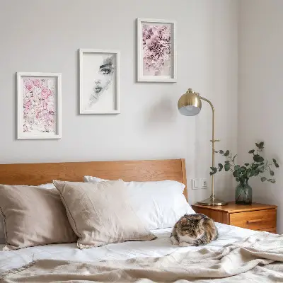 3 paveikslų rinkinys su rėmais subtilūs bijūnai ir juodai baltas moters portretas