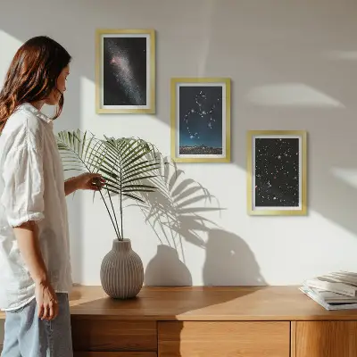 Įrėmintų paveikslų rinkinys su galaktikomis, žvaigždynais ir Šaulio zodiako ženklu