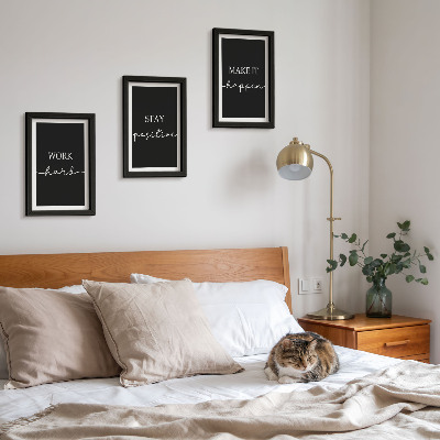 3 paveikslų rinkinys su rėmais Elegantiški motyvuojantys šūkiai juodame fone