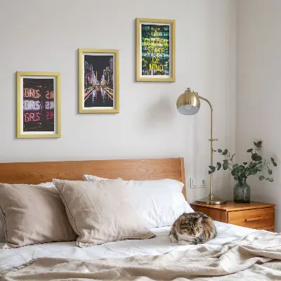 Įrėmintų paveikslų rinkinys neoninis naktinis miesto vaizdas su atspindžiais upėje