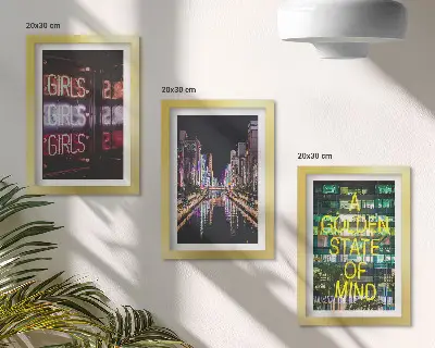 Įrėmintų paveikslų rinkinys neoninis naktinis miesto vaizdas su atspindžiais upėje