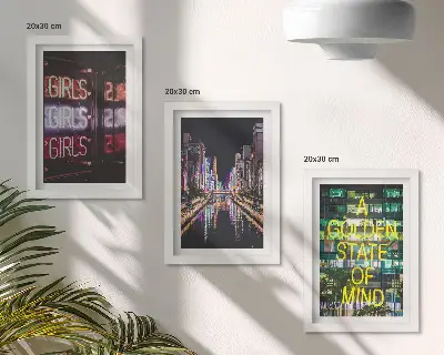 Įrėmintų paveikslų rinkinys neoninis naktinis miesto vaizdas su atspindžiais upėje