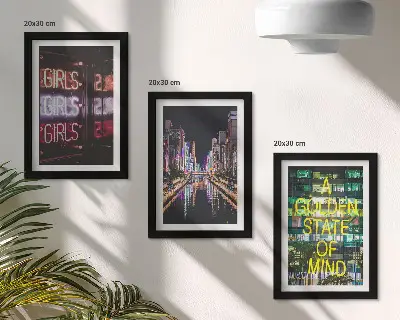 Įrėmintų paveikslų rinkinys neoninis naktinis miesto vaizdas su atspindžiais upėje