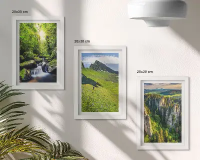 Žali kalnų peizažai su kriokliu ir mišku trijų dalių paveikslų rinkinys su rėmais