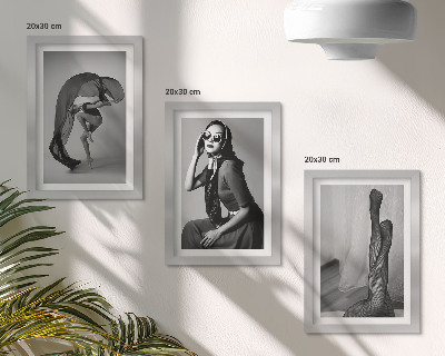 3 paveikslų rinkinys su rėmais Stilingi nespalvoti moterų portretai elegantiškose pozose